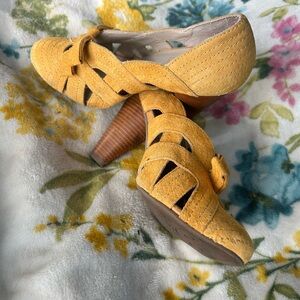 Seychelles special edition yellow bow heels, 9